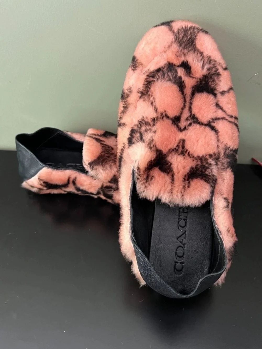 COACH SIGNATURE SHEARLING LEATHER SLIPPERS  PINK AND BLACK   SIZE 6B